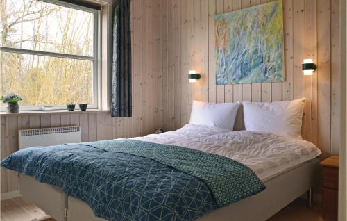 En eller flere senge i et værelse på Awesome Home In Jgerspris With 2 Bedrooms And Wifi