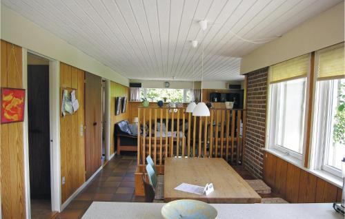 uma sala de jantar com uma mesa e uma parede de tijolos em 3 Bedroom Nice Home In Fan em Fanø