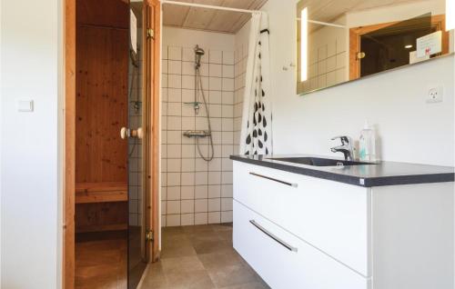 Dapur atau dapur kecil di Gorgeous Home In Haderslev With Sauna