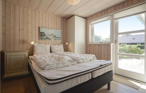 KelstrupにあるGorgeous Home In Haderslev With Saunaの窓付きの部屋にベッド付きのベッドルーム1室があります。
