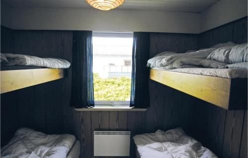 a room with two bunk beds and a window at Stunning Home In Fan With 3 Bedrooms And Wifi in Fanø