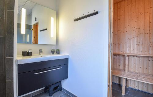 KlegodにあるBeautiful Home In Ringkbing With 3 Bedrooms, Sauna And Wifiのギャラリーの写真