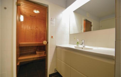 Koupelna v ubytování Beautiful Apartment In Ebeltoft With Sauna