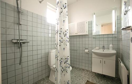 アリンエにあるBoesvangのバスルーム(トイレ、洗面台付)