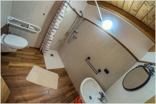 a bathroom with a toilet and a sink at Fantastica Casa Poppo in Bellano