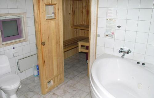Koupelna v ubytování 3 Bedroom Lovely Home In Hals