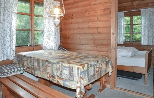 1 dormitorio con 1 cama en una cabaña de madera en Sandkassen, en Lønne Hede