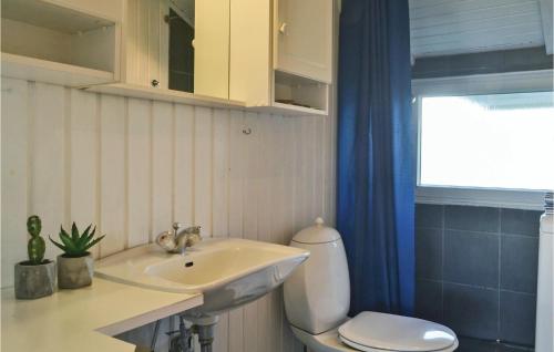 Ένα μπάνιο στο Beautiful Home In Hvide Sande With 3 Bedrooms, Sauna And Wifi