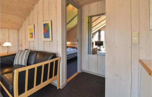 - un salon avec un canapé en cuir et une chambre dans l'établissement Nice Home In Bogense With Wifi, à Bogense