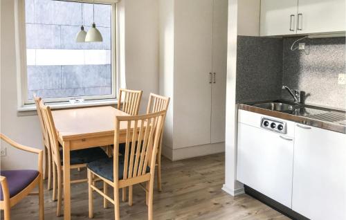 Kuchyň nebo kuchyňský kout v ubytování Studio Apartment In Logumkloster
