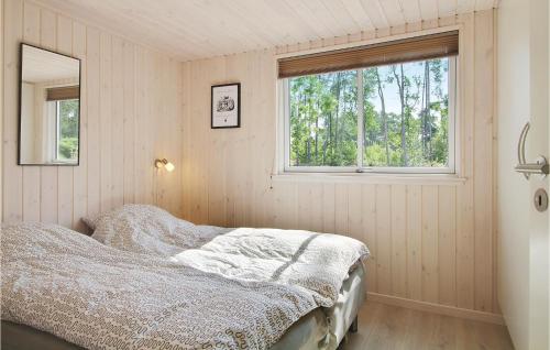 Snogebækにある8 Bedroom Awesome Home In Nexの窓付きの部屋にベッド付きのベッドルーム1室があります。