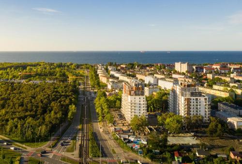 una vista aerea di una città con l'oceano di Symphony Baltica Towers Aparthotel a Danzica
