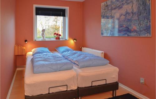 リーベにあるNice Apartment In Ribe With 1 Bedrooms And Wifiのツインベッド2台 窓付きの部屋