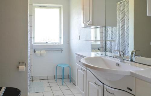 biała łazienka z umywalką i oknem w obiekcie 3 Bedroom Cozy Home In Lgstr w mieście Trend