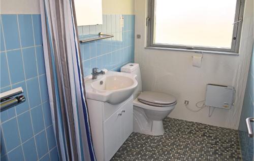 Skattebølleにある2 Bedroom Awesome Home In Tranekrのバスルーム(トイレ、洗面台付)