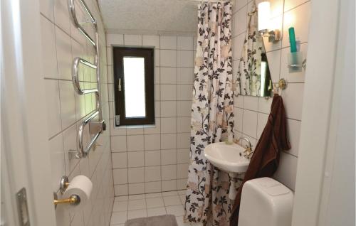 A bathroom at 2 Bedroom Lovely Home In Skanderborg