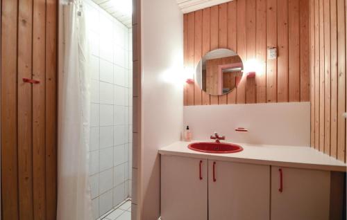 een badkamer met een wastafel en een spiegel bij Lejl, 64 in Rømø Kirkeby