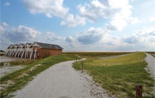 a dirt road leading to a house in the middle of a field at Lejl 64 in Rømø Kirkeby