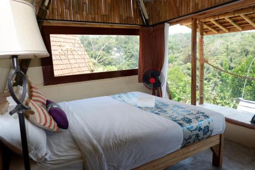 Padi Bali Jatiluwih tesisinde bir odada yatak veya yataklar