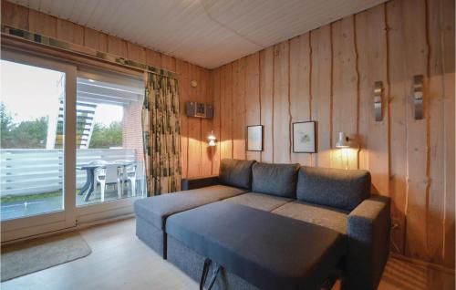 een woonkamer met een bank en een tafel bij Lejl, 64 in Rømø Kirkeby