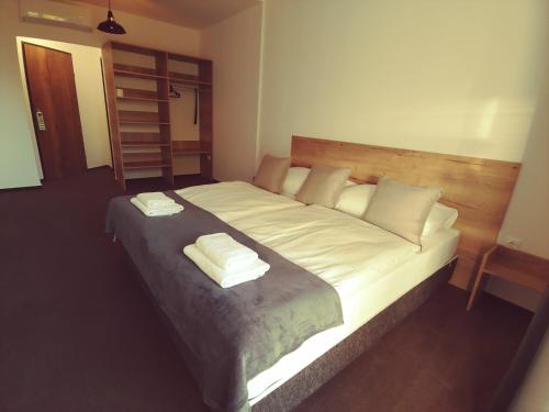Una cama o camas en una habitación de PROMENADE