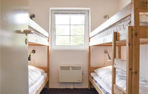 ØhuseにあるPet Friendly Home In Ulfborg With Kitchenの窓付きの客室で、二段ベッド2台が備わります。