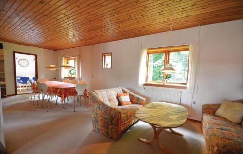 - un salon avec un canapé et une table dans l'établissement Stunning Home In Thyholm With Kitchen, à Thyholm