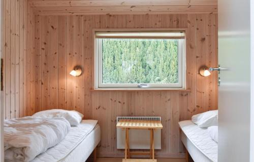 Bøtø ByにあるBeautiful Home In Vggerlse With 4 Bedrooms, Sauna And Wifiのベッドルーム1室(ベッド2台、窓付)