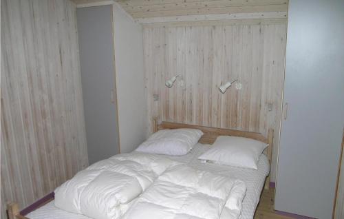 HalsにあるAmazing Home In Hals With 3 Bedrooms And Saunaのベッド(白いシーツ、枕付)