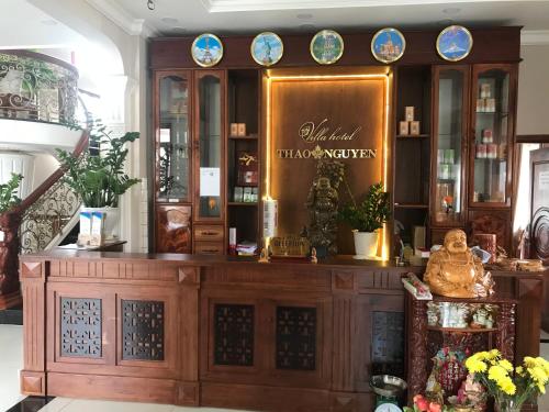 uma loja com um balcão de madeira com placas em Villa Hotel Thao Nguyen em Da Lat