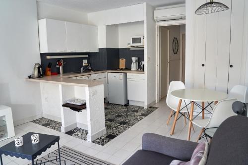 Il comprend une cuisine et un salon avec une table. dans l'établissement Studio Ste Sophie, à Cannes