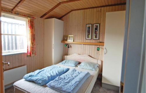 una camera da letto con un letto con lenzuola blu e una finestra di 3 Bedroom Gorgeous Home In Malling ad Ajstrup