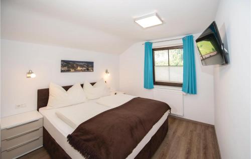 ラウリスにあるStunning Apartment In Rauris With 1 Bedrooms And Wifiのベッドルーム(大型ベッド1台、テレビ付)
