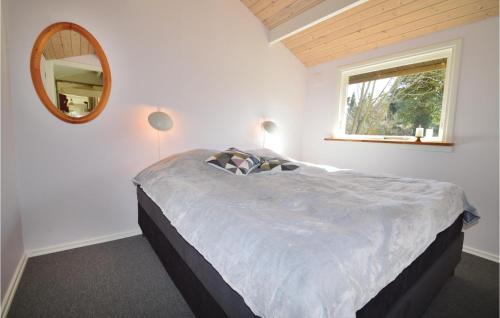 1 dormitorio con 1 cama grande y espejo en Awesome Home In Vordingborg With Kitchen, en Vordingborg