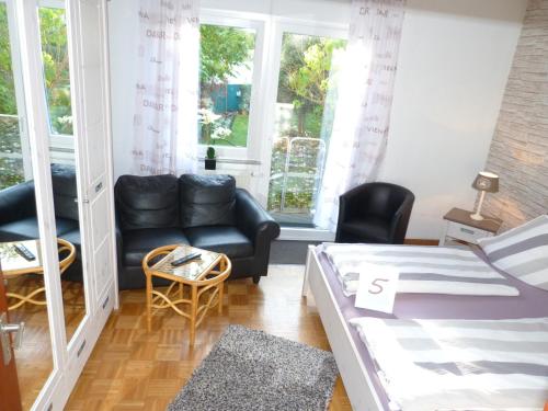 5x Fuchs-Dobry Balkon-Apartments 40qm-65qm في أوبرهاوزن: غرفة معيشة مع سرير وأريكة