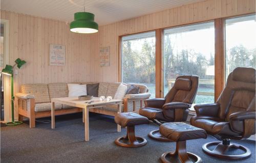 een wachtkamer met stoelen en een bank en een tafel bij Amazing Home In Grsted With Kitchen in Vejby