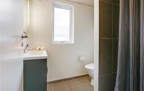 bagno con lavandino, servizi igienici e finestra di Awesome Home In Frederiksvrk With Kitchen a Melby