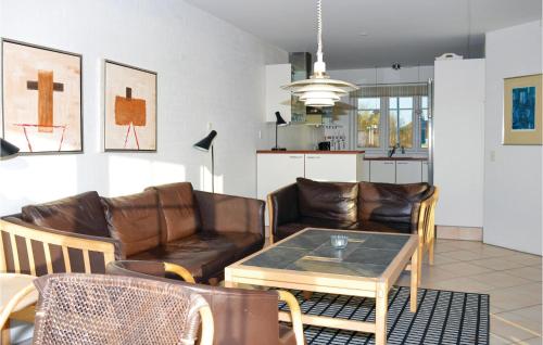 sala de estar con muebles de cuero y mesa en Beautiful Home In Rm With Wifi, en Rømø Kirkeby