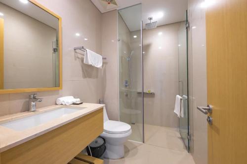 ein Bad mit einer Dusche, einem WC und einem Waschbecken in der Unterkunft Vinhomes Green Bay Apartment - by Bayhomes in Hanoi