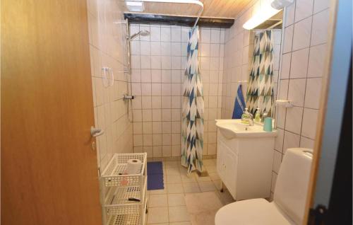 Vonios kambarys apgyvendinimo įstaigoje Stunning Apartment In Juelsminde With House A Panoramic View