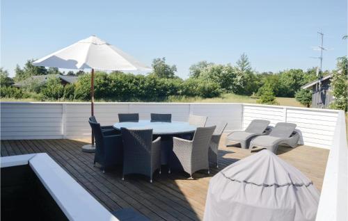 a patio with a table and chairs and an umbrella at Holiday Home Ildervej I in Hemmet