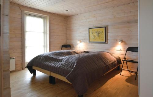 HemmetにあるBeautiful Home In Hemmet With 3 Bedrooms, Sauna And Wifiのベッドルーム1室(ベッド1台、椅子2脚、窓付)