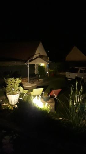 a garden at night with lights in a yard at La Désirade in Montmirail