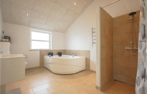 y baño blanco con bañera y ducha. en Beautiful Home In Haderslev With Wifi, en Store Anslet