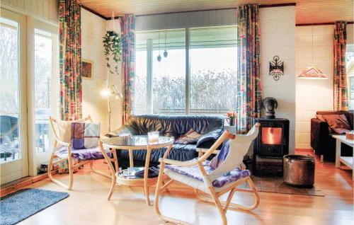 Posezení v ubytování Three-Bedroom Holiday Home In Humble