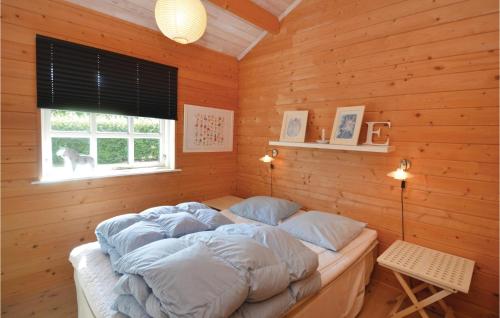 Bøtø ByにあるBeautiful Home In Vggerlse With 3 Bedroomsの窓付きの木製の部屋の大型ベッド1台