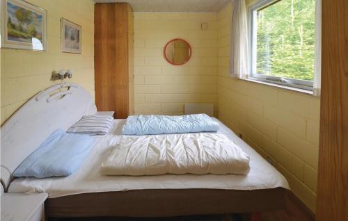 - 2 lits dans une chambre avec fenêtre dans l'établissement 3 Bedroom Nice Home In Egernsund, à Egernsund