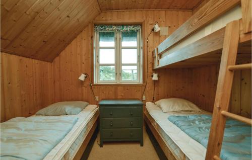 ファーンにある3 Bedroom Beautiful Home In Fanのベッド2台 木製の壁の部屋