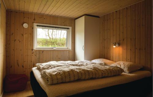 En eller flere senge i et værelse på Beautiful Home In Aabenraa With Kitchen