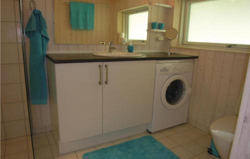 y baño con lavabo y lavadora. en Stunning Home In Rnne With Kitchen, en Rønne
